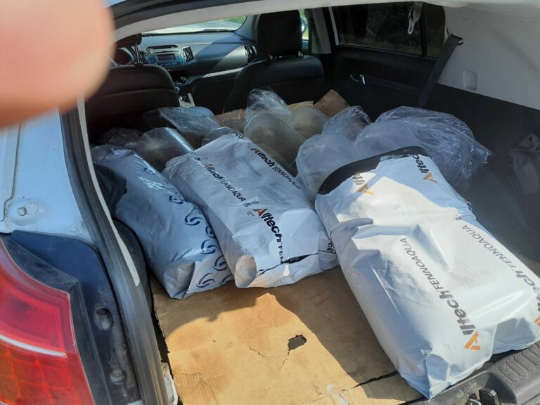 40 000 lohenpoikasta säkeissä odottamassa istutusta Kuivajokeen.