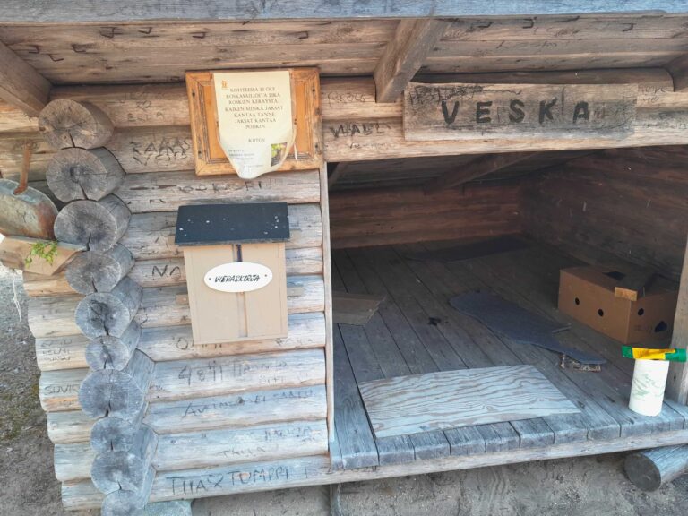 Veskan laavun vieraskirjan postilaatikko laavun seinässä