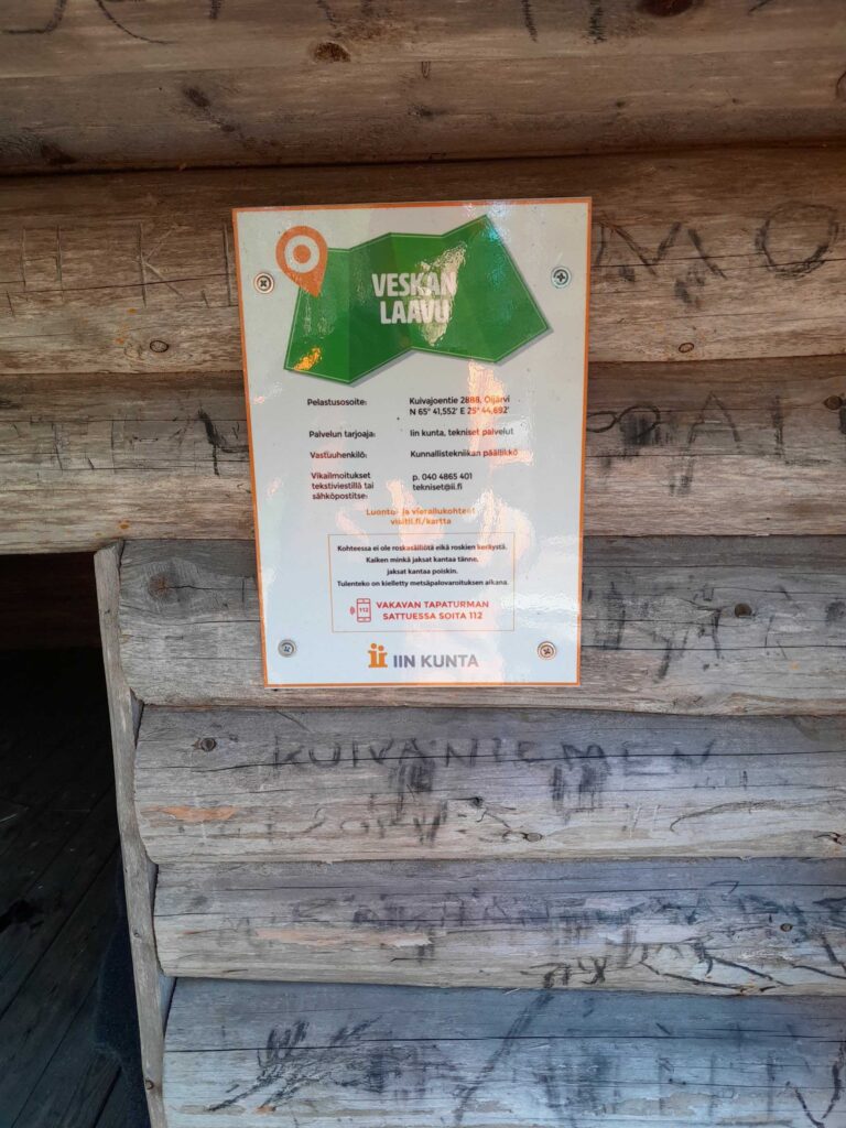 Veskan laavun infotaulu laavun seinässä.